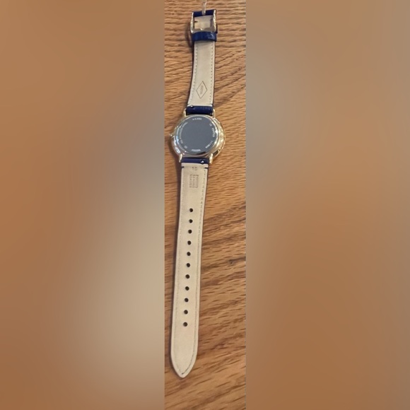 Fabulous navy blue face/band Fossil watc.  Like new condition. - Picture 4 of 4
